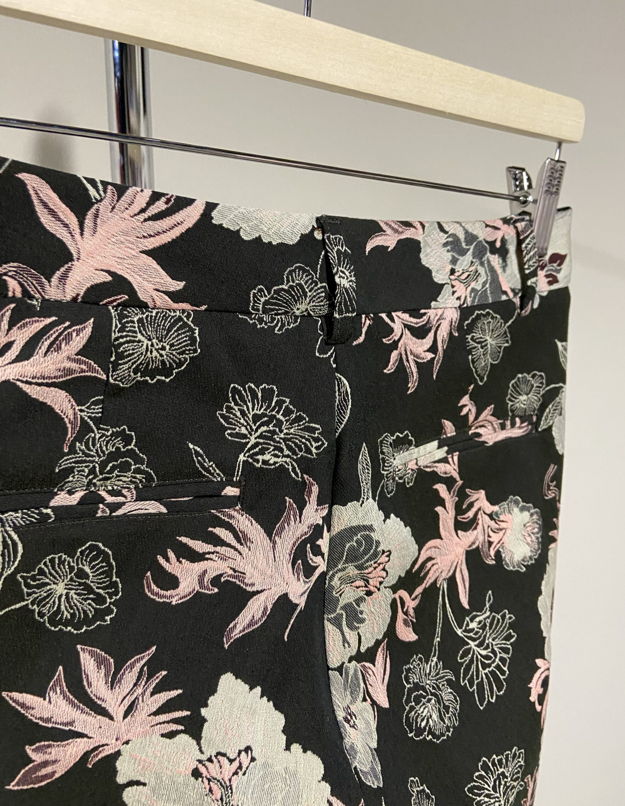 Pantaloni floreali neri slim fit Baldinini donna - immagine 3