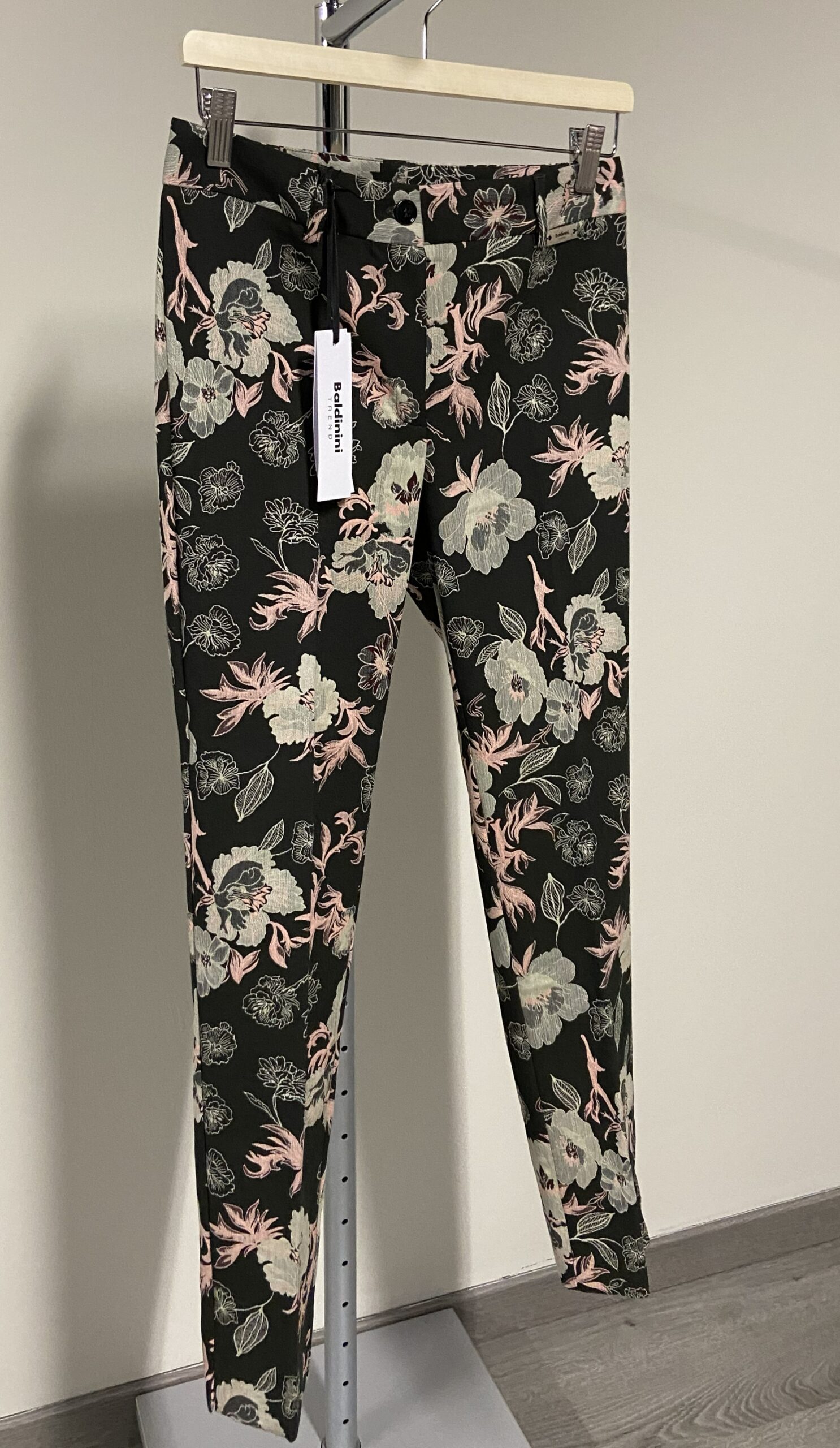 Pantaloni floreali neri slim fit Baldinini donna